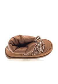Botín marrón hasta el tobillo con una parte superior suave y acolchada, cuerpo de ante texturizado y cordones con estampado. Forma redondeada con una suela plana diseñada para la comodidad.