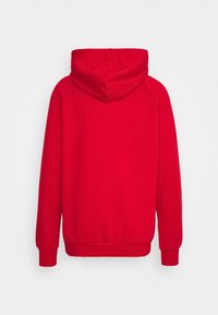 Rode hoodie met een kangoeroezak, ribbelmanchetten en een ribbelzoom. Gemaakt van zacht materiaal met een comfortabele pasvorm. De capuchon is gevoerd en naadloos.
