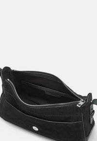 Borsa a spalla in suede nero con chiusura a zip, tasca frontale e un interno elegante foderato. Presenta cuciture discrete e accenti in metallo.
