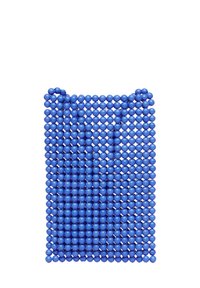 Blauer Beutel aus kleinen runden Perlen in einem Gittermuster. Verfügt über eine glatte Textur mit einem flachen Boden und zwei Schlaufen an der Oberseite zum Tragen.