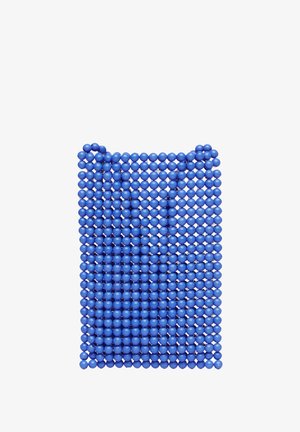 Blauwe tas gemaakt van kleine ronde kralen in een rasterpatroon. Heeft een gladde textuur met een platte basis en twee lussen aan de bovenkant om te dragen.