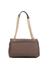 Bruine leren handtas met een gladde textuur, voorzien van een gouden kettinghengsel en een gestructureerde vorm, aangevuld met een voorste naaddetail.