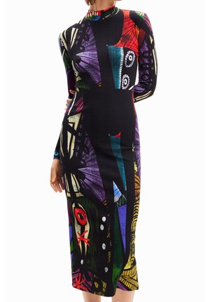 Vestido largo negro con patrones geométricos y florales abstractos y coloridos, que incluyen formas rojas, moradas, verdes, amarillas y azules, llevado por una persona.