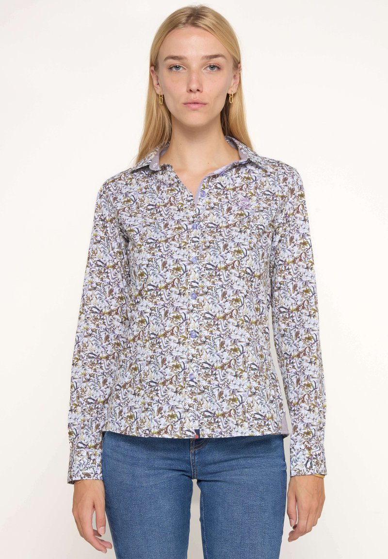 Chemise à manches longues de couleur violet clair, avec un motif floral, dotée d'un col et d'une patte de boutonnage, fabriquée à partir d'un tissu lisse.