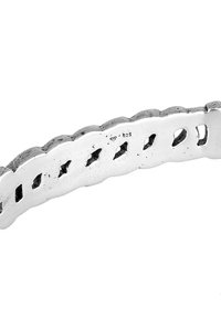 Armband i sterlingsilver med en vågig kant, prydd med urklippta diamantformer och en polerad yta. Märkt med ".925" för äkthet.