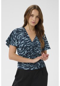 Top s krátkými rukávy v tmavě modrém a světle modrém vzoru. Má výstřih do V a na přední straně nashromážděné detaily. Lehká látka.