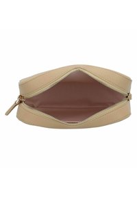 Pochette en cuir beige avec un extérieur texturé, fermeture éclair et intérieur doublé. Dotée d'une fermeture éclair lisse et de détails de couture subtils.