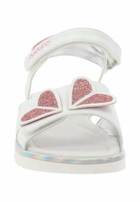 Sandalias blancas para niños con acentos de corazón brillante en rosa, correa ajustable, textura suave y suela iridiscente.