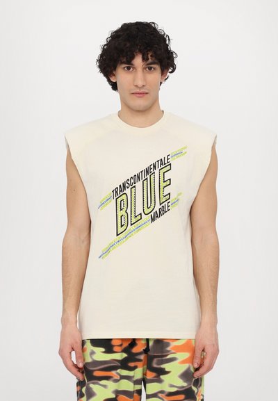 Camiseta sin mangas de algodón color crema con el gráfico "TRANSCONTINENTALE BLUE MARBLE" en negro y acentos coloridos. Textura relajada y ajuste cómodo.