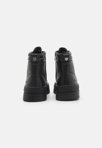 Blauer IUKA - Suvarstomi aulinukai - black