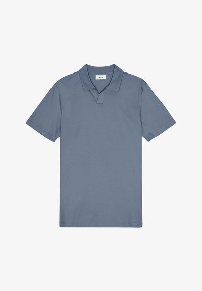 Polo shirt in lichtblauwe stof, korte mouwen, klassiek kraag en een v-split halsontwerp. Gladde textuur, geen patronen of accenten zichtbaar.