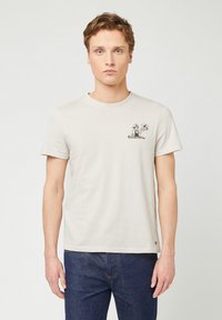 Lichtbeige katoenen t-shirt met korte mouwen, ronde halslijn, met een cartoonprint op de linkerborst met de tekst "Cherry on Top".