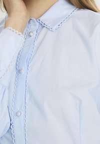 Karen by Simonsen Košilová halenka  - light blue