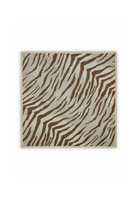 Beige stof met een bruin zebra-streep patroon, met een gladde textuur en afgewerkte randen, vierkante vorm. Geschikt voor verschillende toepassingen.