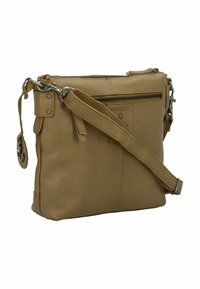 Bolso cruzado de cuero marrón claro con un acabado texturizado, que presenta un cierre superior con cremallera, correa ajustable y un bolsillo frontal con detalle del logotipo.