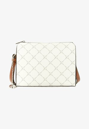 Hvid tekstureret håndtaske med et subtilt geometrisk mønster, kontrasterende brun læderrem og sølvfarvet hardware. Lynlåslukning øverst.