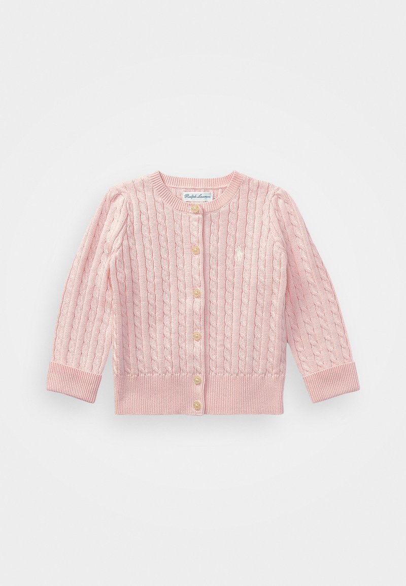 Cardigã tricotado rosa claro com punhos e bainha canelados, apresentando um padrão de ponto de cable e botões em tom dourado na frente.