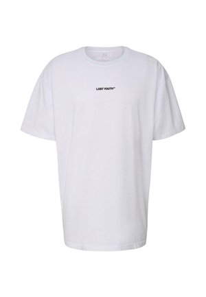Fehér, oversized póló kicsi fekete "LOST YOUTH™" felirattal a mellkas közepén, kerek nyakkal és rövid ujjakkal.