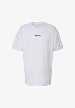Fehér, oversized póló kicsi fekete "LOST YOUTH™" felirattal a mellkas közepén, kerek nyakkal és rövid ujjakkal.