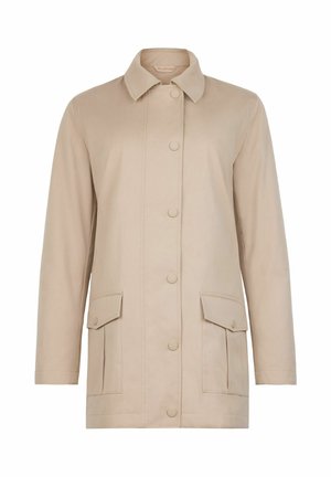 Beige lange jas met lange mouwen, kraag, drukknoopsluiting aan de voorkant en twee voorzakken met kleppen en knoopdetails.