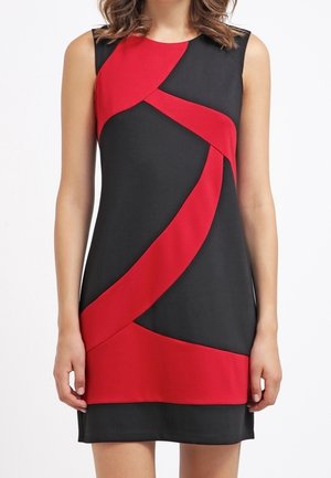 Vestido negro sin mangas con rayas diagonales y curvas en rojo intenso que crean un patrón geométrico moderno en la parte delantera.