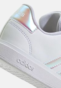 Vita sneakers med iriserande accenter, med en texturerad yta, gummisula och stickade detaljer. Märket syns på hälen.