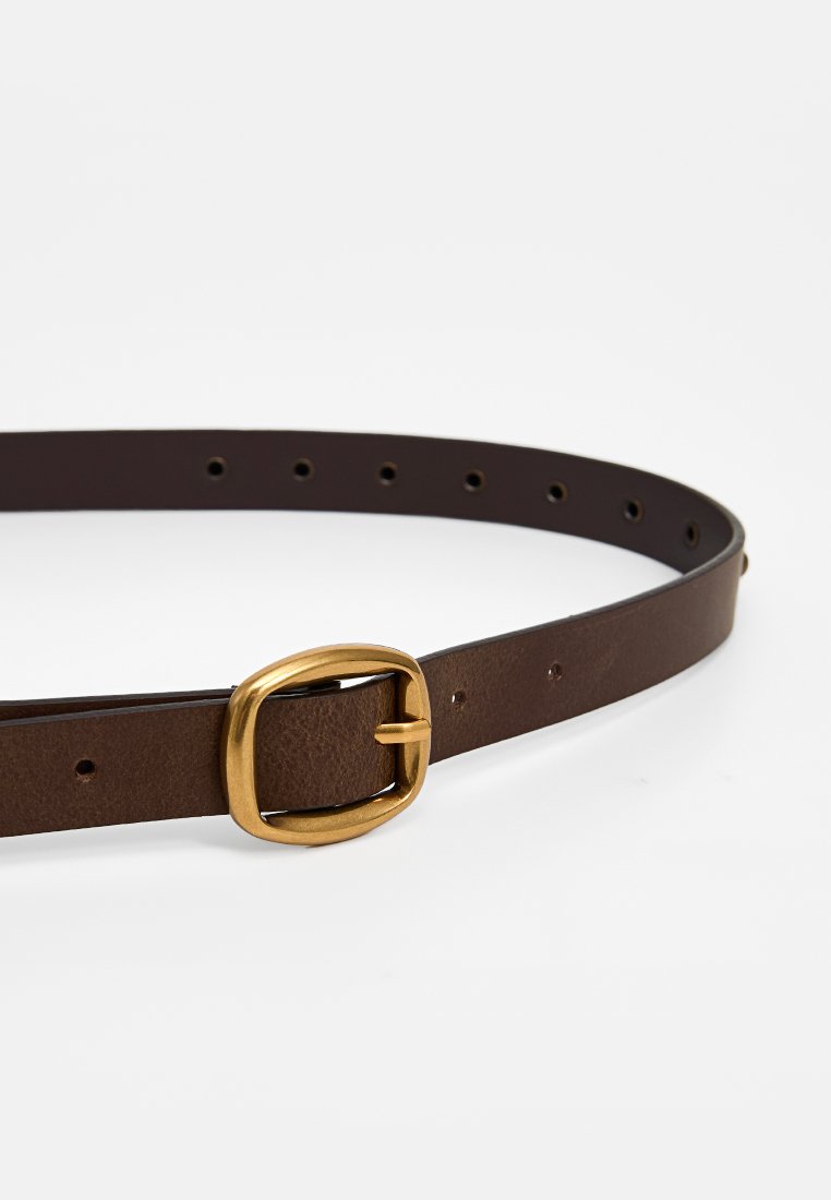 Brązowy skórzany pasek z prostokątną złotą klamrą, z wieloma otworami do regulacji długości. Gładka tekstura.