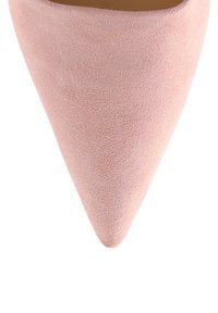 Rosa mockaskinn spetståhæl med en strukturerad yta. Snygg, elegant silhuett med en slät, matta utseende.