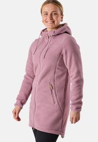 Fleece jas in lichtroze met een ritssluiting aan de voorkant, een capuchon en zijzakken. Heeft een gestructureerde stof en houten ritssluiting accenten.