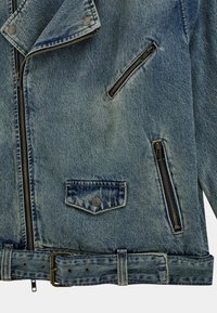 Spijkerjacket met een klassiek ontwerp, voorzien van twee ritszakken, één knoopflapzak en een riem in de taille, met een vervaagde blauwe kleur.