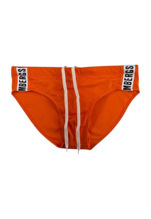 Costume da bagno slip da uomo arancione brillante con coulisse bianche ed etichette bianche su ogni lato con testo nero "MBERGS".