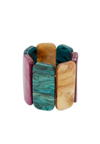 Bracciale in resina colorata caratterizzato da segmenti rettangolari alternati in teal, ambra, bordeaux e una finitura maculata, che mostra una texture lucida.