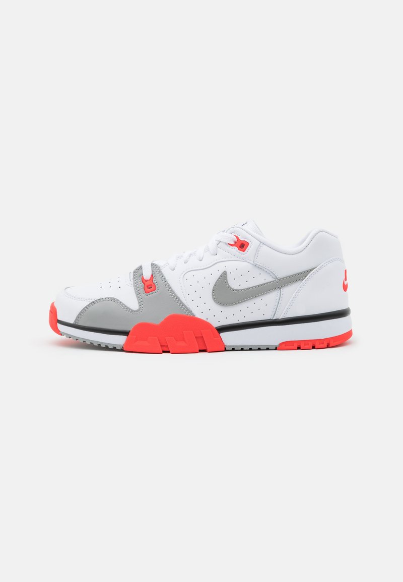 pozo ponerse en cuclillas calor Nike Sportswear CROSS TRAINER - Zapatillas - white/light smoke  grey/black/bright crimson/blanco - Zalando.es