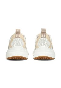 Sneaker bianco e beige con pannelli testurizzati e accenti metallici. Presentano un tallone imbottito, una suola intermedia spessa bianca e una suola in gomma.