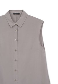 Camicia grigia senza maniche button-up con collare a punta e etichetta del marchio visibile all'interno del colletto.