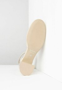 Scarpa con tacco beige, con una suola liscia e testurizzata e un tacco a blocco robusto, caratterizzata da un design con cinturini. Taglia 37, con marchio.