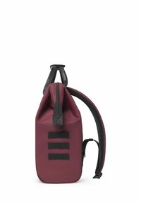 Sac à dos étanche bordeaux avec des sangles noires texturées, fermeture roulée, trois bandes noires horizontales et une forme élégante et structurée.