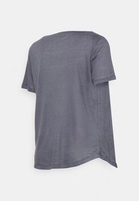 T-shirt cinza de manga curta, feito de um tecido suave com um corte relaxado, apresentando uma bainha curva e um acabamento liso, ligeiramente texturizado.