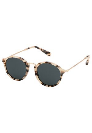 Lunettes de soleil rondes avec une monture à imprimé léopard, des verres gris foncé et des finitions dorées. Les branches sont élégantes avec une courbure subtile.