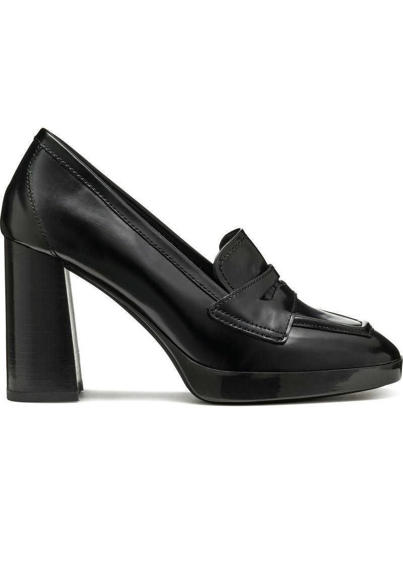 Scarpa nera in pelle con tacco alto, punta tonda e tacco a blocco. Presenta accentuazioni cucite e un design superiore in stile mocassino.