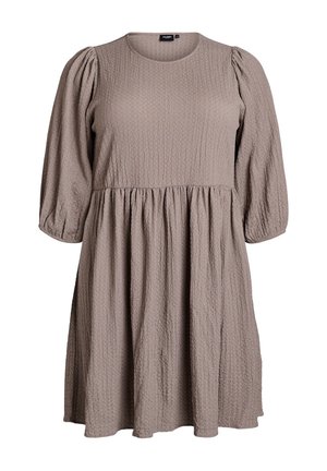 Robe texturée taupe longueur genoux avec manches trois-quarts bouffantes et taille froncée.