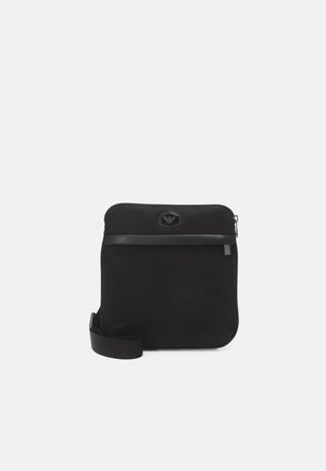 CROSSBODY ESSENTIAL SMALL FLAT MESSENGER BAG - Taška s příčným popruhem - black