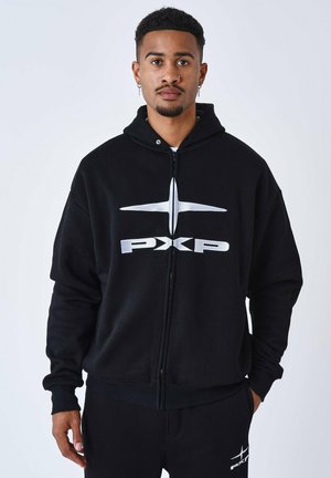 Sudadera con cremallera negra hecha de algodón, con un gran logo plateado en el pecho. El diseño incluye una capucha y un ajuste relajado.