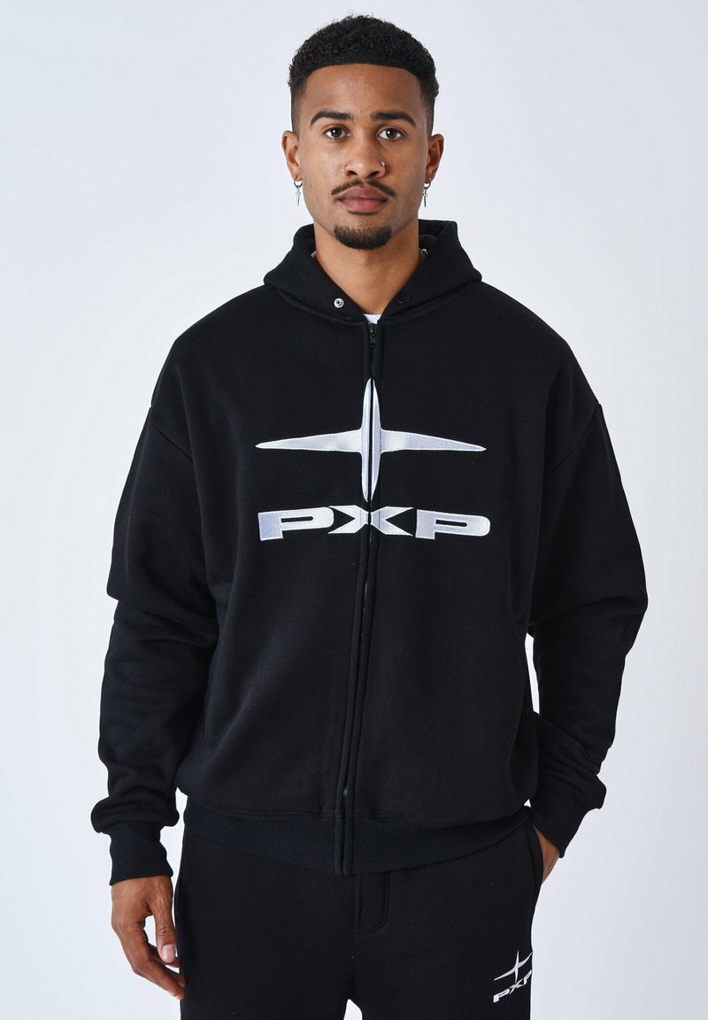 Schwarze Zip-Hoodie aus Baumwolle mit einem großen silbernen Logo auf der Brust. Das Design umfasst eine Kapuze und einen lockeren Schnitt.