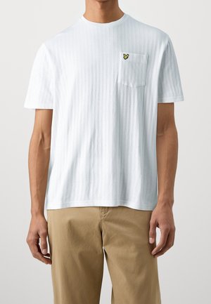 Hvid kortærmet t-shirt med et struktureret ribbet mønster og lomme på venstre bryst, der har et lille gult sommerfugl-logo.