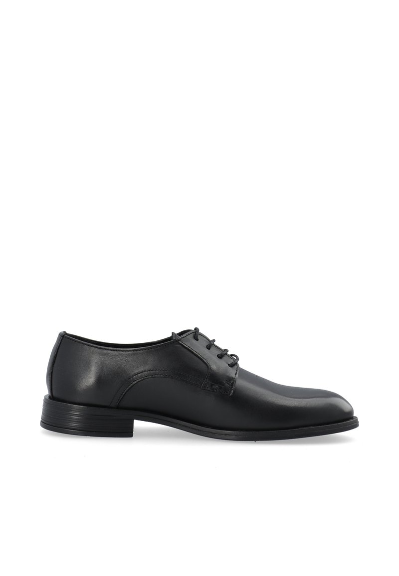 Chaussure en cuir noire avec un bout arrondi, des accents de couture subtils, cinq œillets pour les lacets et un petit talon texturé.