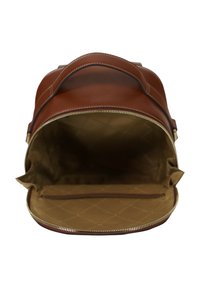 Zaino in pelle marrone con parte superiore arrotondata, chiusura con cerniera e tasca interna. La fodera è di colore beige chiaro con motivo a diamante.