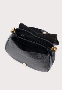 Crna kožna torba s teksturiranim završetkom, s zlatnim detaljima, otvorenim vrhom i odjeljcima za organizaciju.
