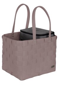 Geflochtener pinkfarbener Korbtasche mit zwei Griffen und silberner Hardware, ausgestattet mit einem schwarzen isolierten Einsatz zur Aufbewahrung oder zum Transport.