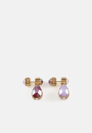Boucles d'oreilles en ton doré présentant une grande goutte facettée en bordeaux et lavande, complétée par de petits accents géométriques.